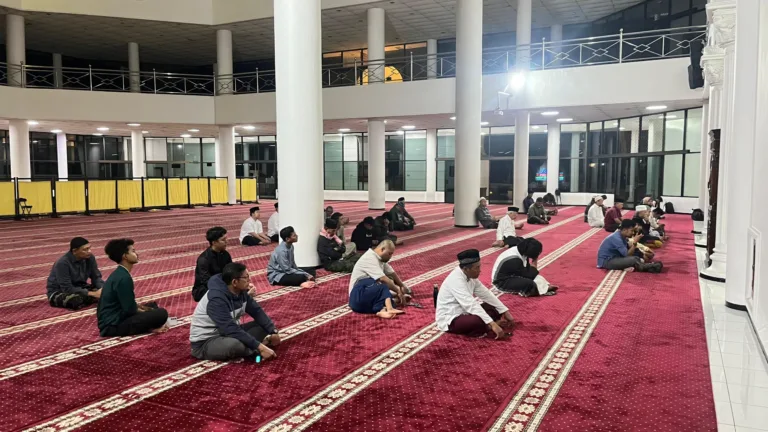 Khusuk, Salat Gerhana Bulan di Masjid AR. Fachruddin UMM